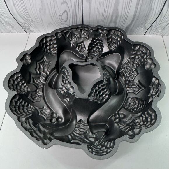 Nordic Ware Holiday Wreath Christmas Bundt Cake Pan Baking Mold Cast Aluminum - Picture 6 of 6